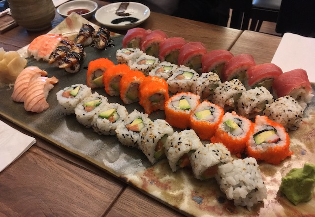 大きなお皿に並べられたカラフルなお寿司