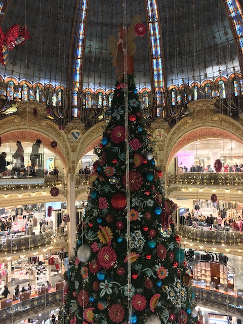 吹き抜けの天井に届きそうな、華やかに装飾された巨大なクリスマスツリー