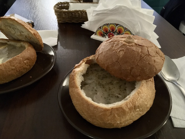 フタの付いたパンの器に入った、白っぽいスープ