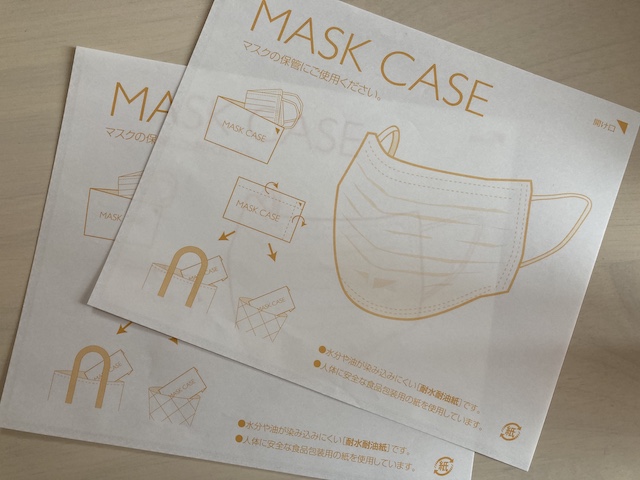 薄い紙でできた使い捨てのマスクケース