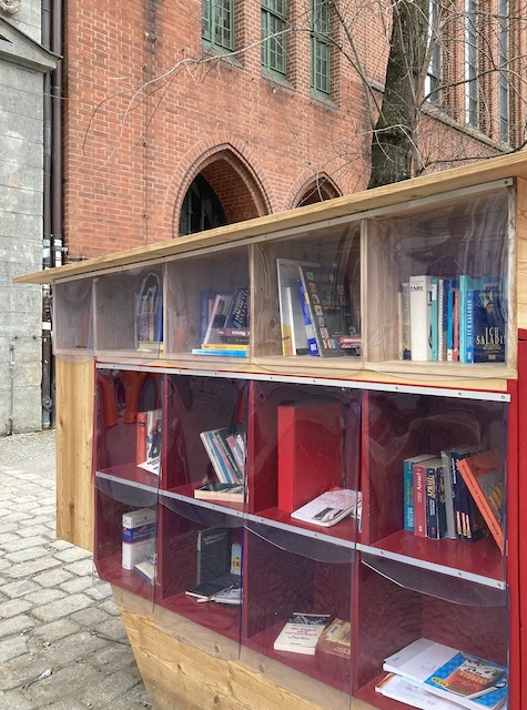 木製の正方形のスペースが連なった本棚に、雑多な本が並んでいる