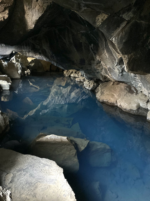 岩に囲まれたコバルトブルーの水