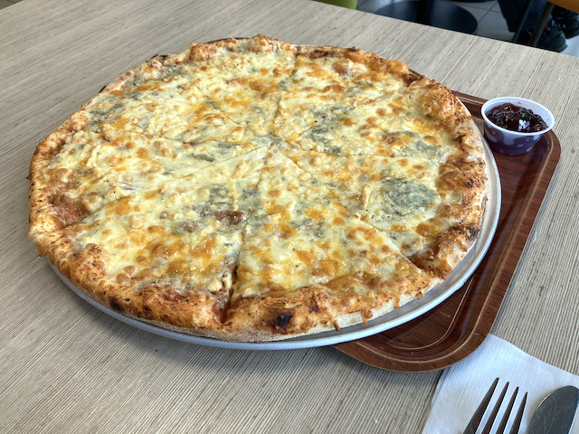 チーズが大量にのった巨大なピザ