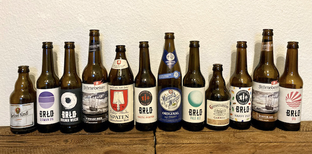 壁際に一列に並べられたビール瓶12本