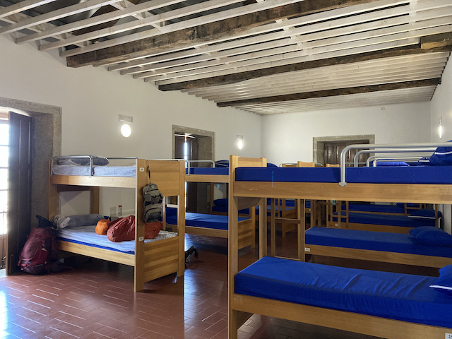 青いマットレスの二段ベッドが並ぶ大部屋