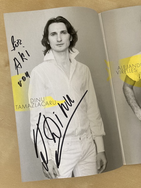 ダンサーの写真が載っている冊子のディヌのページに書いてもらったサイン