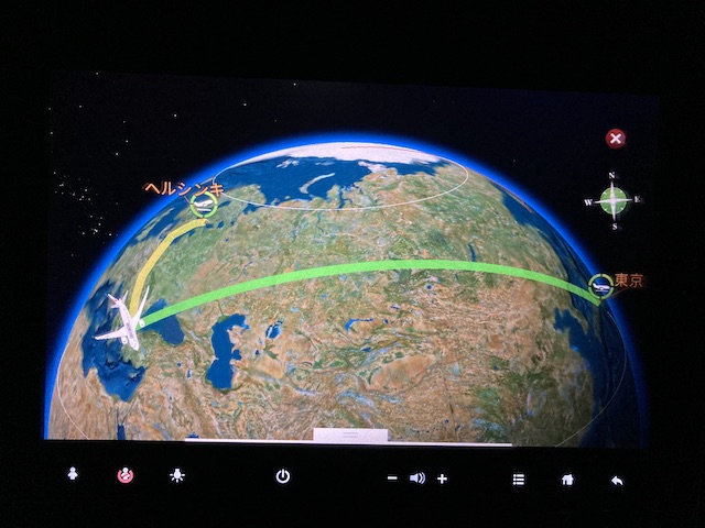 北半球の地球儀に、ヘルシンキから東京までのルートが示されている