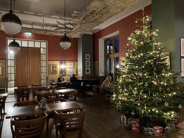 クリスマスツリーが綺麗な天井が高いカフェ