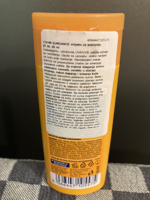 オレンジ色の容器の背面には、ドイツ語での成分表示の上からクロアチア語のシールが貼られている