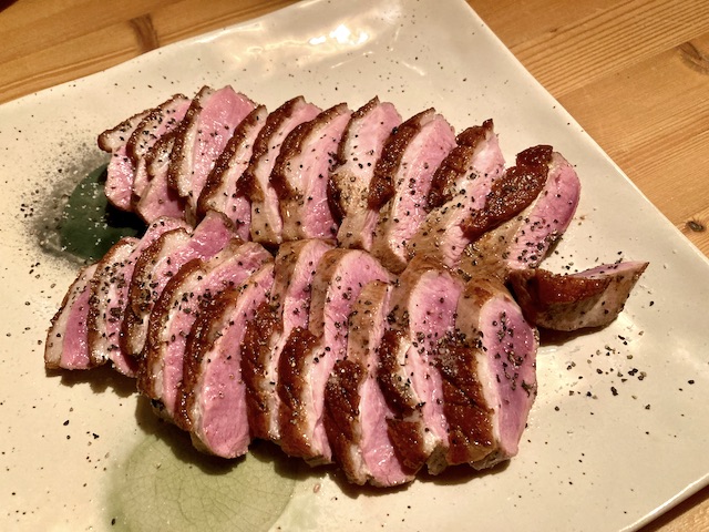 中が綺麗なピンク色の鴨肉が一口サイズに切られてお皿に盛られている