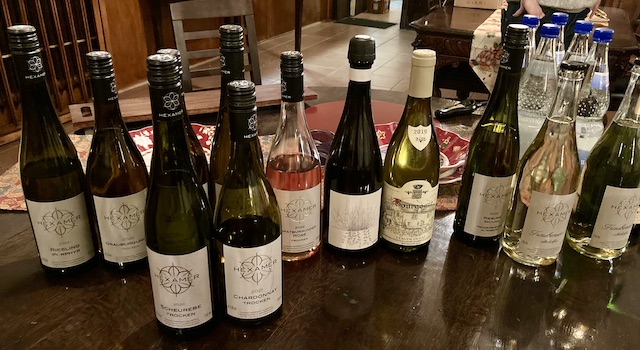 テーブルの上に並ぶ10本以上のワインの瓶