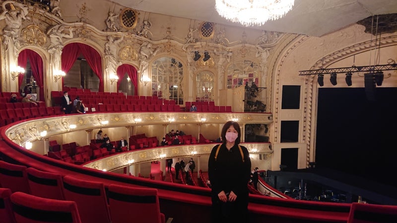 シャンデリアもある立派な歌劇場の3階席に立つAyamiさん