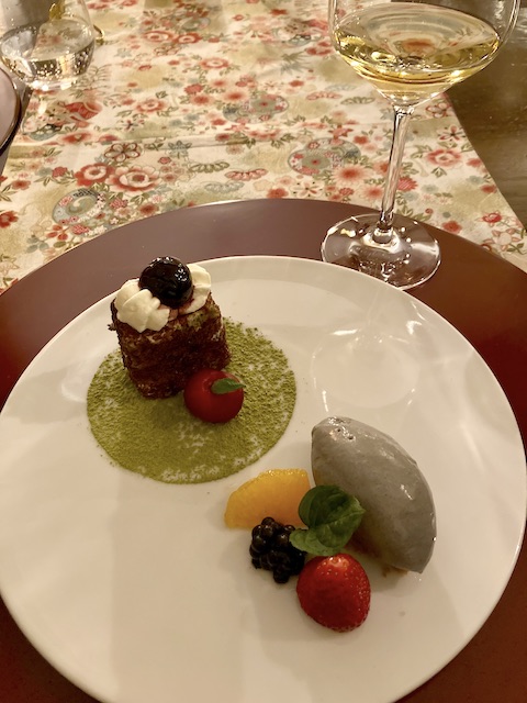 黒胡麻アイスと日本風「黒い森のさくらんぼケーキ」