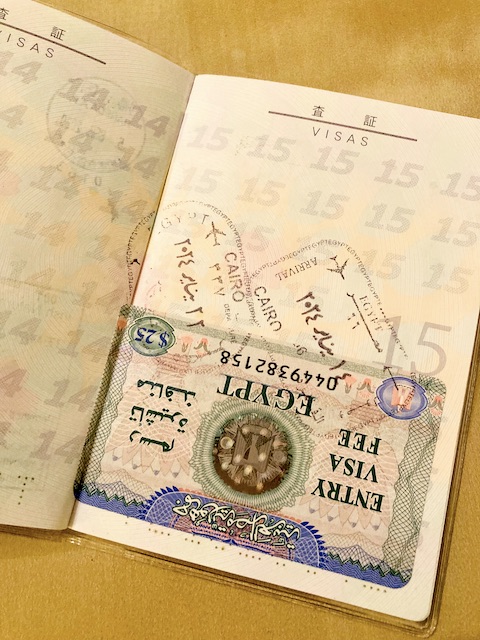 パスポートの右側のページ下方に逆さに貼られた「Entry Visa Fee Egypt」