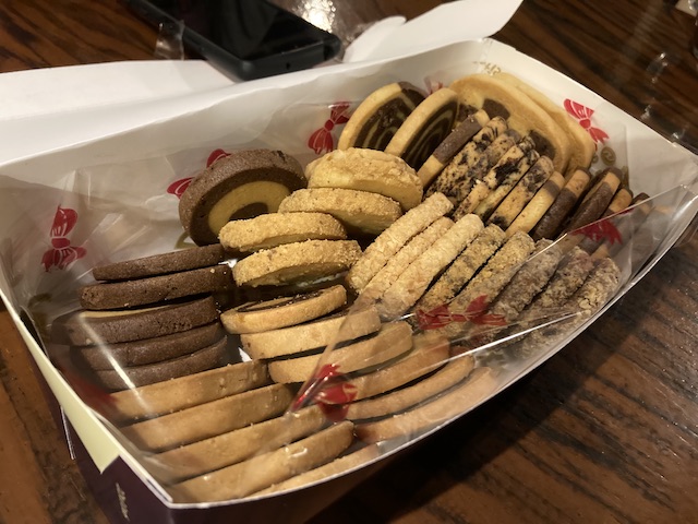 紙製の箱にぎっしりと詰まった色んな種類のクッキー
