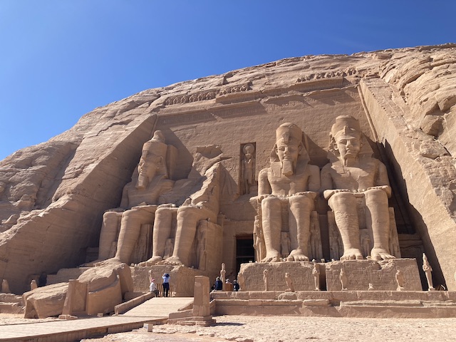左に2体、右に2体ある巨大な座像の真ん中に神殿の入り口が見える