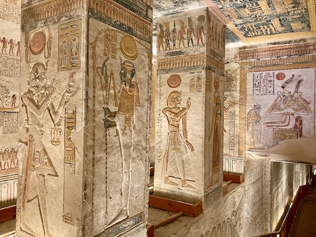 様々なサイズの神様や人間が描かれた色鮮やかな壁と柱