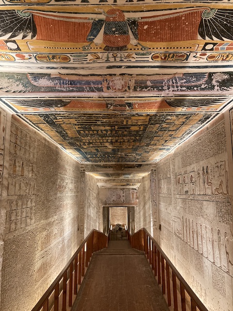 奥に行くにつれて下がっていく細い通路の先には、人型の棺があり、天井は紺や金で鮮やかな絵が描かれている