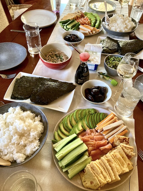 長テーブルに並んだ酢飯、海苔、野菜やサーモンなど