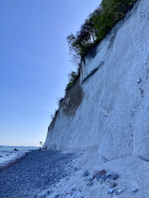 海と石がちな浜と、切り立っている白亜の断崖