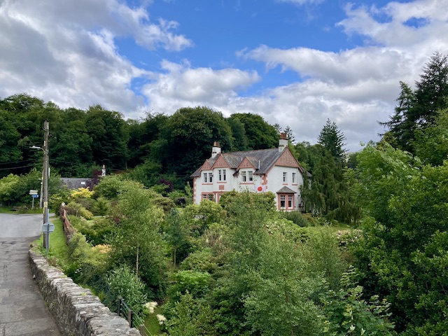 白い外壁の右側に日本の国旗が掲げられている