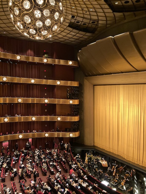 休憩時間中に3階席から見た劇場の内部