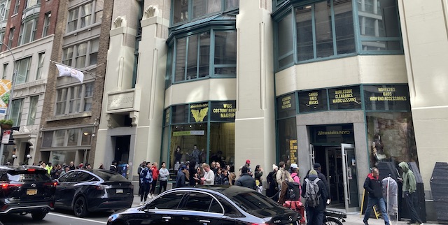 お店の入り口に一列になって並んでいる大勢の人