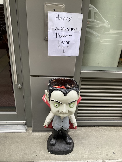 頭の上がカゴのように開いている、小さな子どもくらいの大きさのヴァンパイア