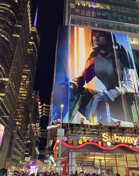 キラキラ光るSubwayの文字と、その上にある巨大な広告、背景に見える高層ビル