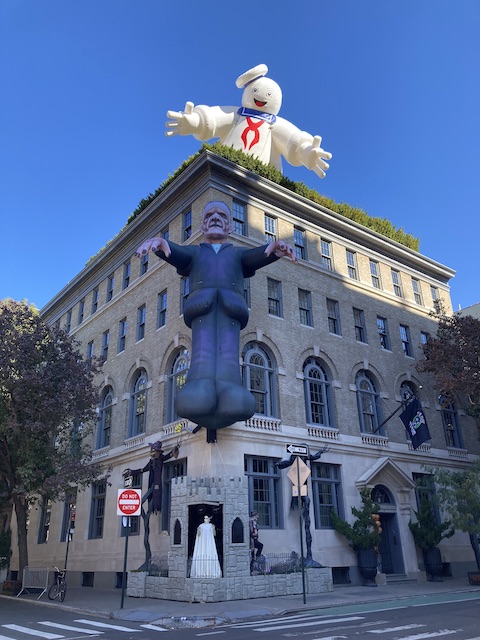 アパートと思われる建物の角に、電動で動く人形が何体かと、その上にバルーンの人形が取り付けられている