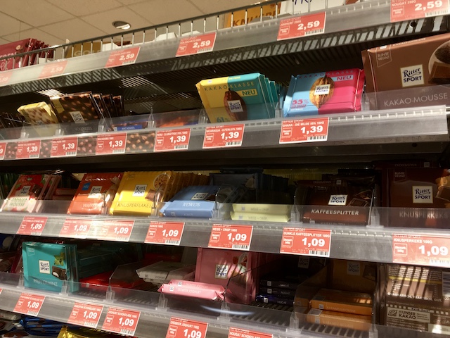 スーパーの棚に並んでいる色々な種類の板チョコ