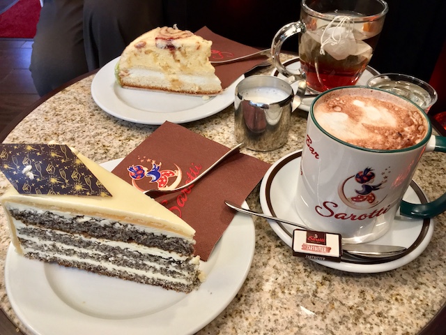 ポピーシードが入っているケーキと、ホットチョコレート