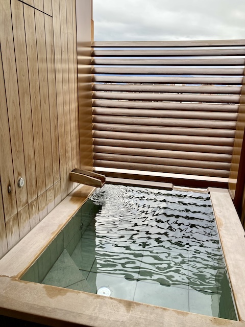 木製の目隠しがついた、やはり木製の長方形の露天風呂