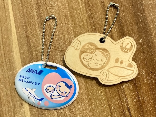 「おなかに赤ちゃんがいます」と書かれ、航空会社のロゴが入ったマタニティマーク