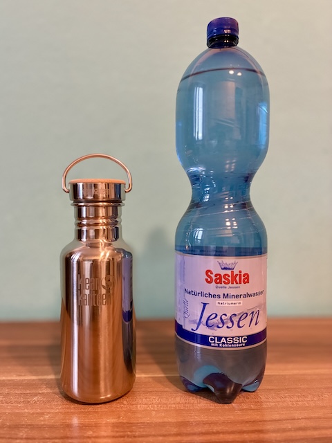ステンレス製のマイボトルと、大きなペットボトルに入った炭酸入りミネラルウォーター